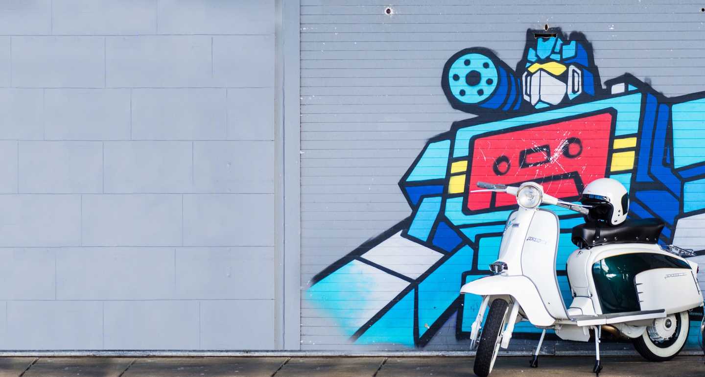 A motorcycle for deliveries with Shipa